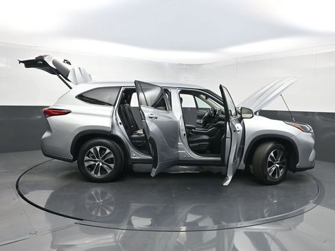 Used 2022 Toyota Highlander XLE image 38