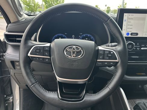 Used 2025 Toyota Highlander Limited AWD/4WD image 17