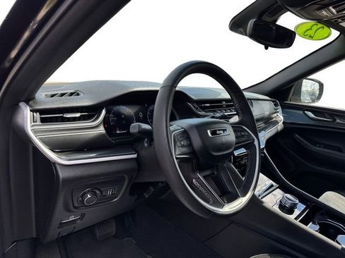 Certified 2023 Jeep Grand Cherokee Altitude AWD/4WD image 11
