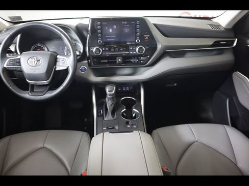 Used 2022 Toyota Highlander XLE AWD/4WD image 16