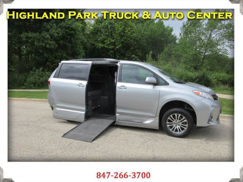 Used 2020 Toyota Sienna XLE w/ XLE Navigation Package FWD image 1