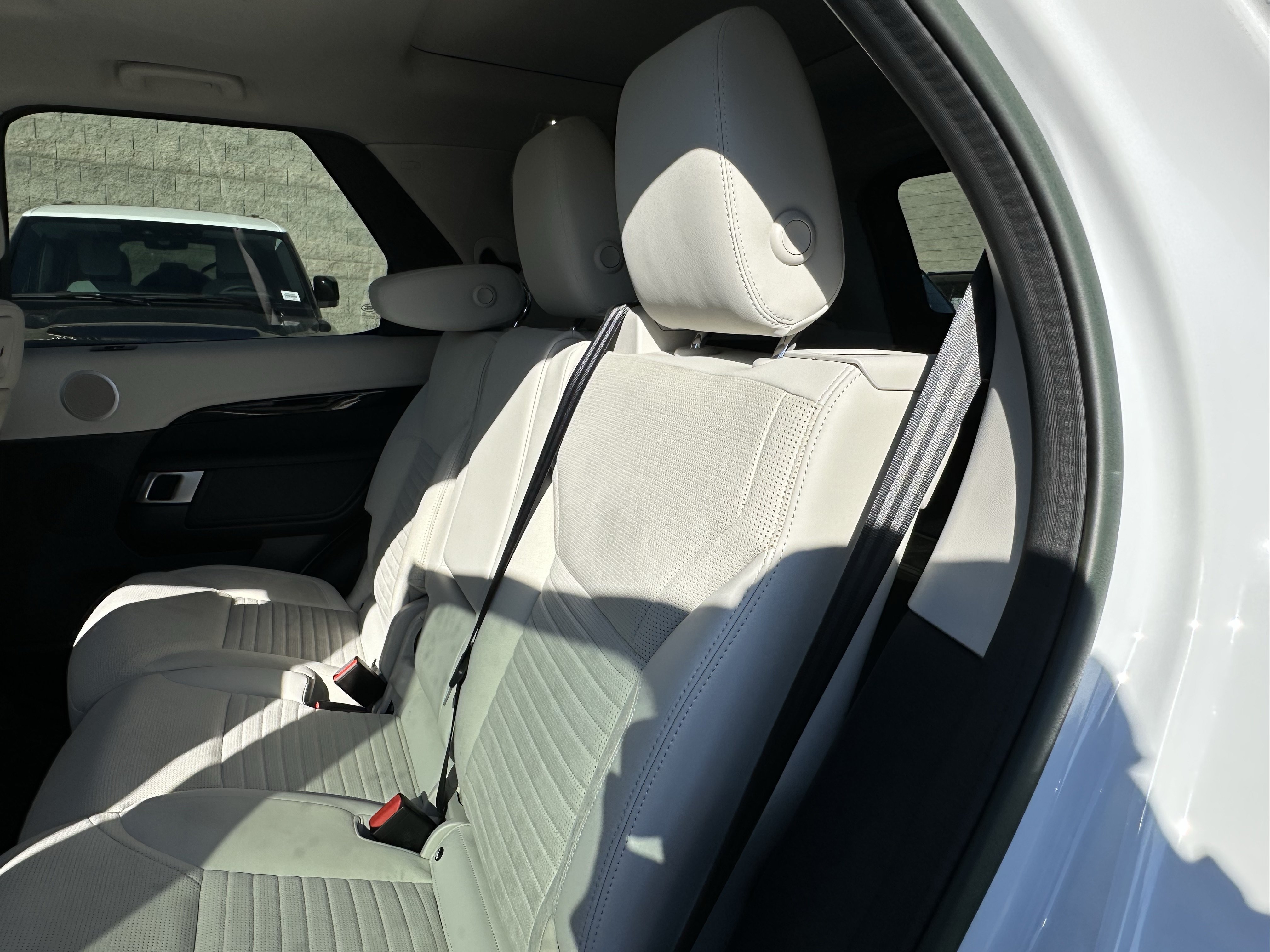 Certified 2023 Land Rover Discovery S AWD/4WD image 31