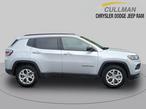 Used 2024 Jeep Compass Latitude AWD/4WD image 2