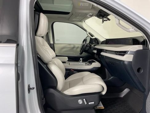 Used 2025 Lincoln Navigator L Reserve AWD/4WD image 28