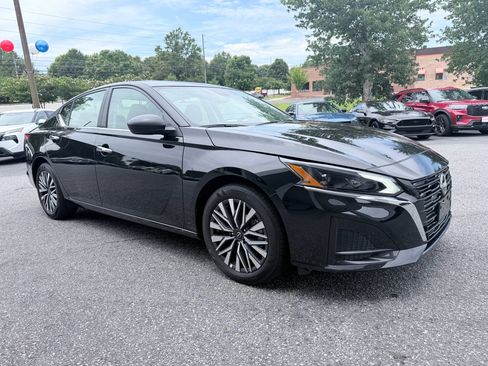Used 2025 Nissan Altima 2.5 SV FWD image 2
