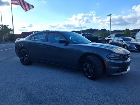 Used 2022 Dodge Charger SXT w/ Plus Group RWD image 5