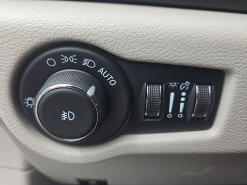 Used 2024 Chrysler Pacifica Touring-L FWD image 22
