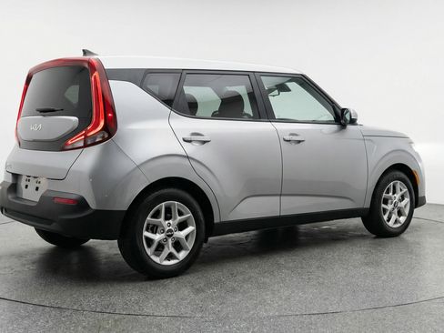 Used 2025 Kia Soul LX w/ LX Technology Package FWD image 9