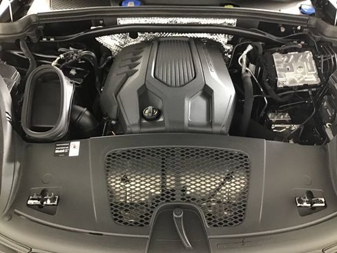 Certified 2026 Porsche Macan AWD/4WD image 17