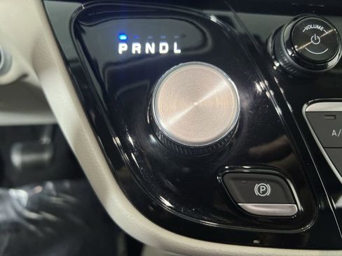Used 2018 Chrysler Pacifica Touring-L w/ Premium Audio Group FWD image 17