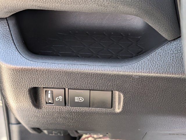Used 2025 Toyota RAV4 XLE FWD image 22