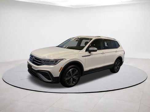 Used 2024 Volkswagen Tiguan SE image 3