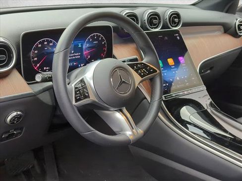Used 2025 Mercedes-Benz GLC 300 4MATIC image 9