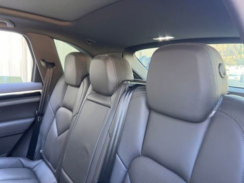 Used 2018 Porsche Cayenne Platinum Edition image 21