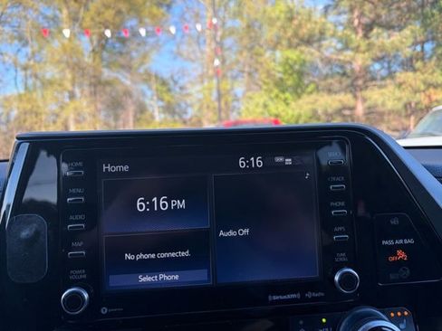 Used 2021 Toyota Highlander XLE image 9