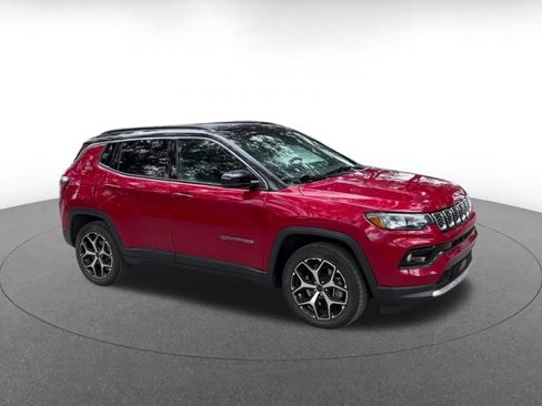 Used 2025 Jeep Compass Limited AWD/4WD image 2