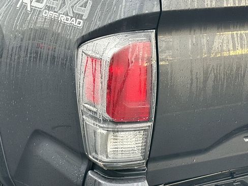 Used 2022 Toyota Tacoma TRD Off-Road image 10
