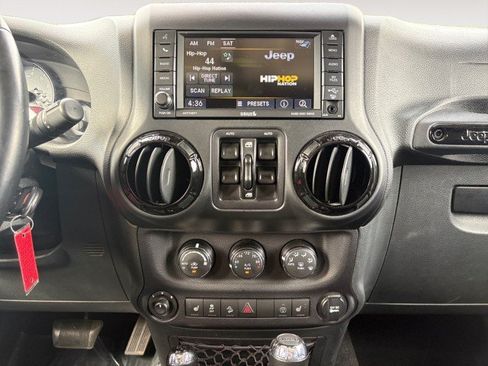 Used 2017 Jeep Wrangler Unlimited Sahara AWD/4WD image 8