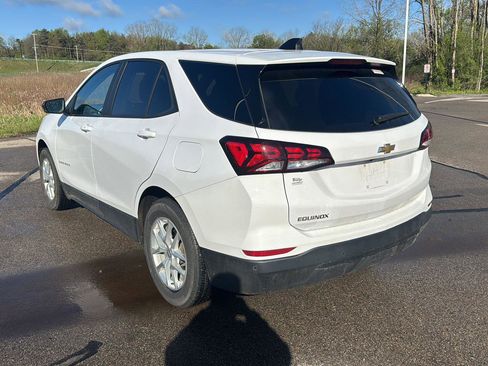 Used 2023 Chevrolet Equinox LS w/ LS Convenience Package FWD image 3
