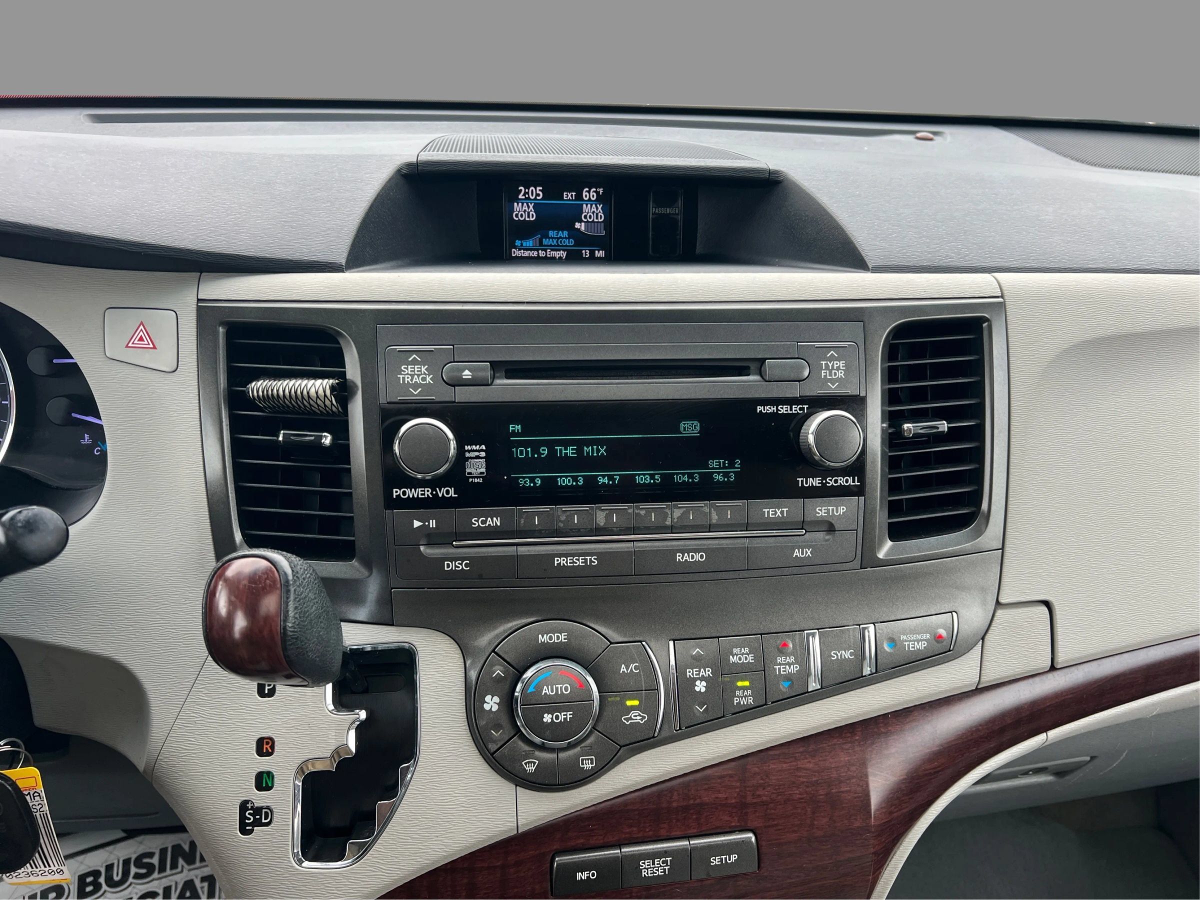 Used 2012 Toyota Sienna XLE w/ Entertainment Pkg FWD image 16