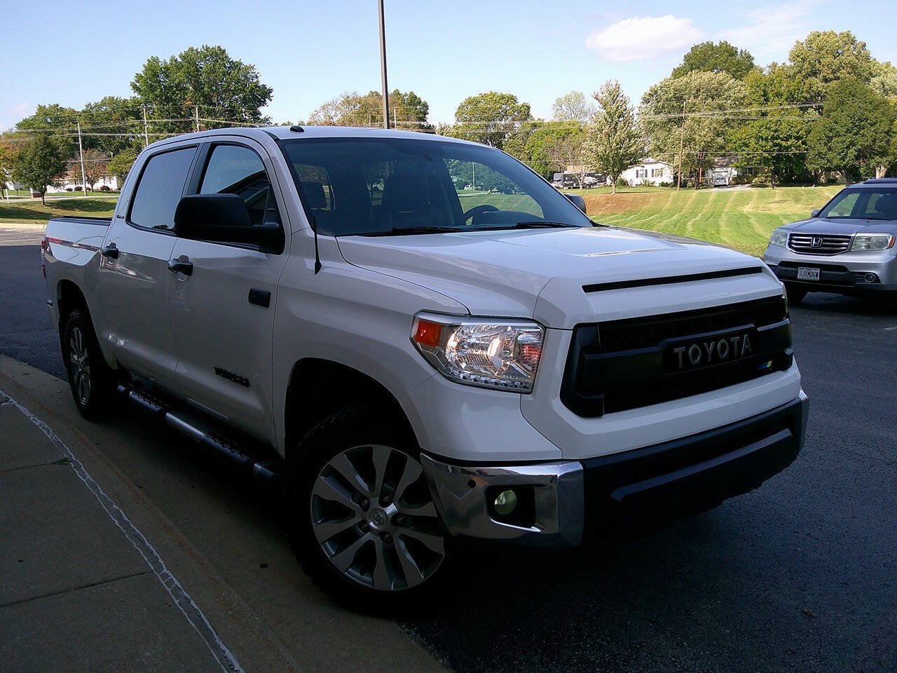 Used 2016 Toyota Tundra Limited w/ Limited Premium Package AWD/4WD image 4