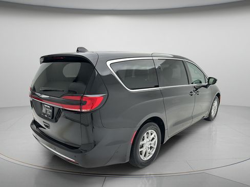 Used 2024 Chrysler Pacifica Touring-L FWD image 7