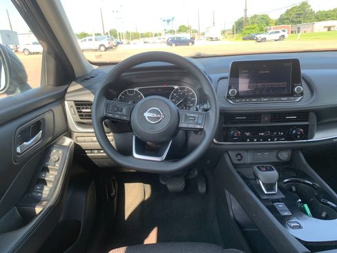 Used 2024 Nissan Rogue SV FWD image 18