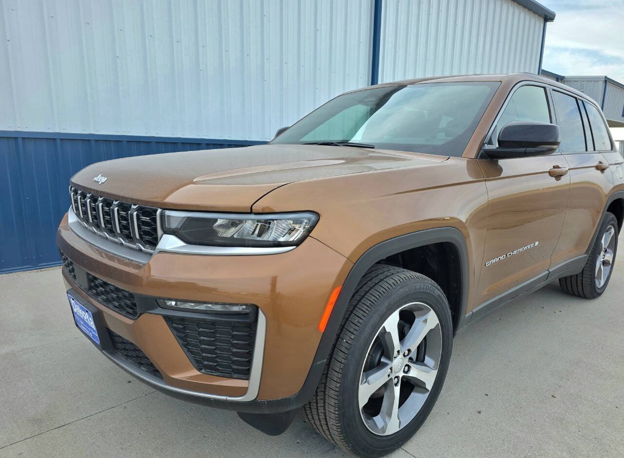 New 2026 Jeep Grand Cherokee Limited w/ Trailer Tow Package AWD/4WD image 2