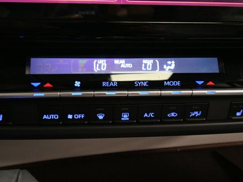 Used 2024 Toyota Sienna XLE FWD image 15