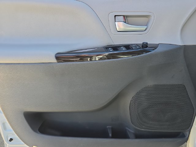 Used 2017 Toyota Sienna XLE FWD image 30