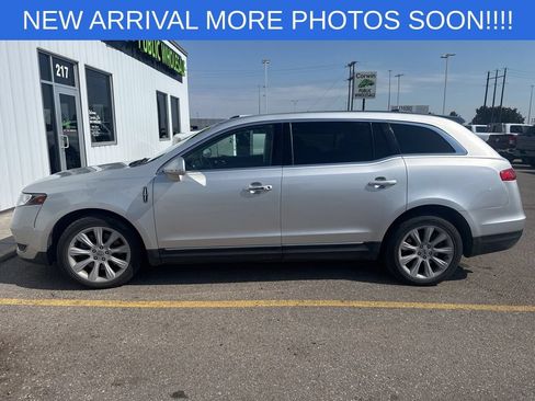 Used 2019 Lincoln MKT AWD image 2