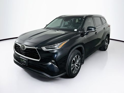 Used 2021 Toyota Highlander XLE FWD image 3