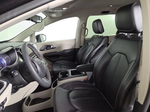 Used 2023 Chrysler Pacifica Touring-L FWD image 14
