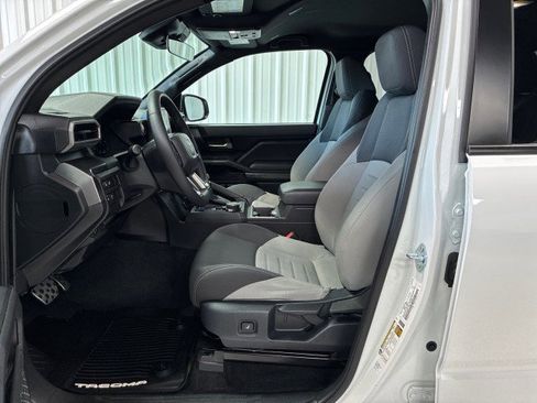Used 2025 Toyota Tacoma TRD Sport image 8