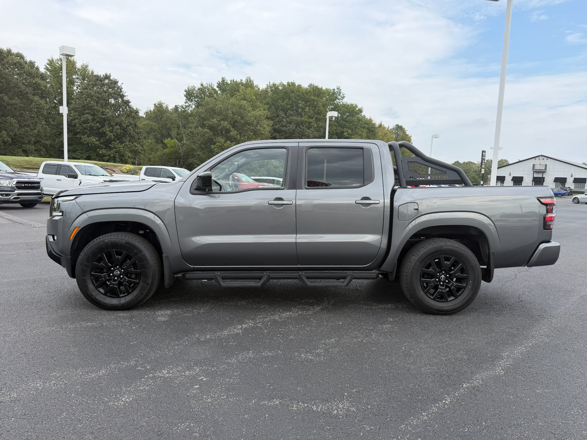 Used 2023 Nissan Frontier SV w/ Midnight Edition Package AWD/4WD image 4