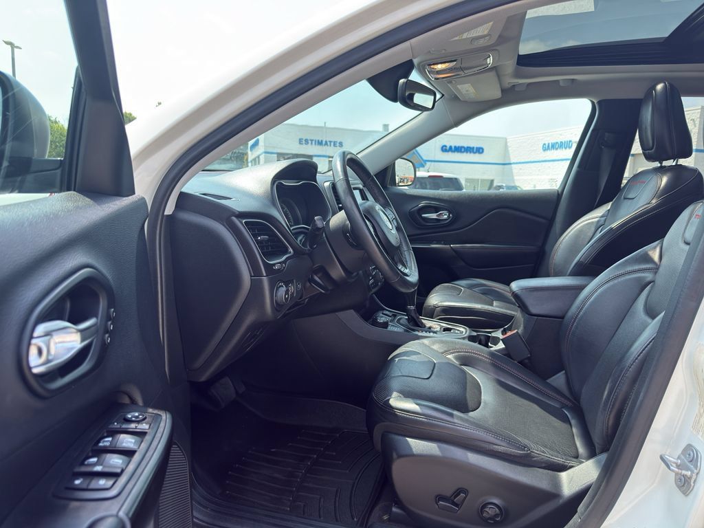 Used 2019 Jeep Cherokee Trailhawk AWD/4WD image 11