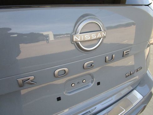 Used 2025 Nissan Rogue SL AWD/4WD image 13