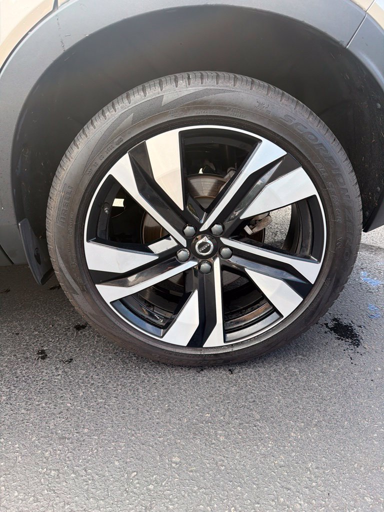 Certified 2024 Volvo XC40 B5 Plus w/ Protection Package Premier AWD/4WD image 4