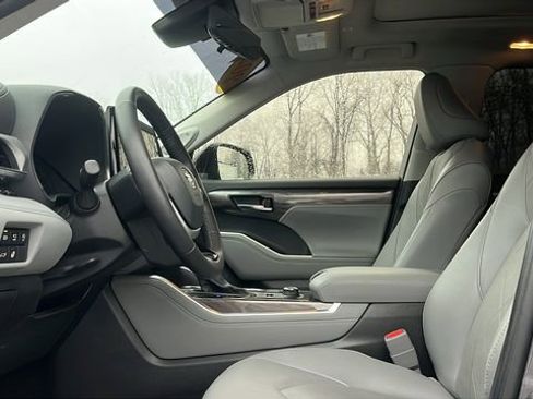 Used 2024 Toyota Highlander Platinum image 7