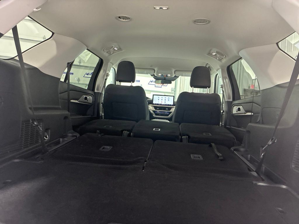 Used 2025 Ford Explorer Active AWD/4WD image 36