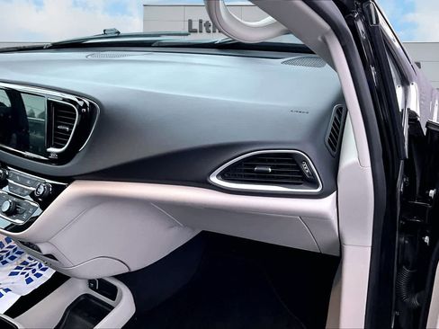 Used 2024 Chrysler Pacifica Touring-L image 24