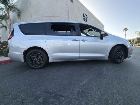 Used 2023 Chrysler Pacifica Touring-L w/ Uconnect Theater Family Group FWD image 8