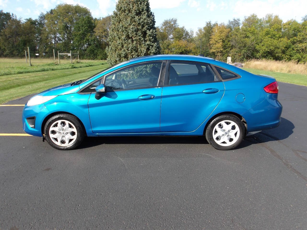 Used 2013 Ford Fiesta SE FWD image 2