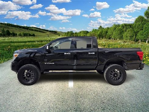 Used 2021 Nissan Titan SV w/ SV Convenience Package image 3