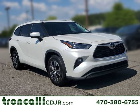 Used 2023 Toyota Highlander XLE FWD image 1