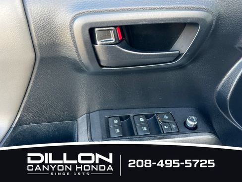 Used 2018 Toyota Tacoma SR5 AWD/4WD image 11