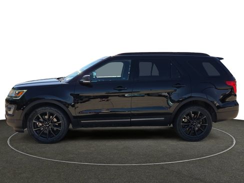 Used 2017 Ford Explorer XLT w/ Equipment Group 202A AWD/4WD image 2