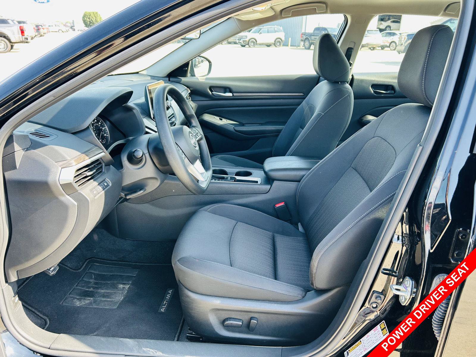Used 2025 Nissan Altima 2.5 SV FWD image 3