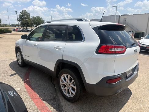 Used 2018 Jeep Cherokee Latitude Plus FWD image 4