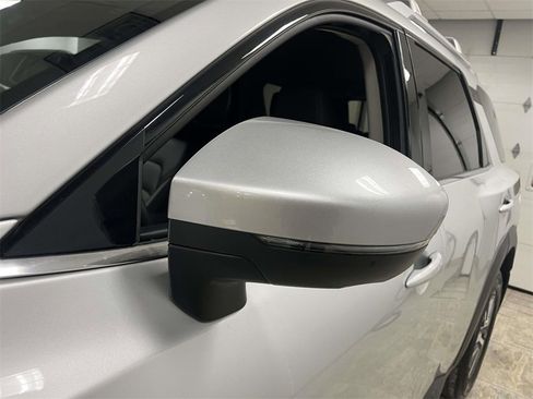 Certified 2025 Nissan Pathfinder SL image 11